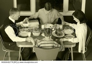 1950s-family-at-dinner-table-praying
